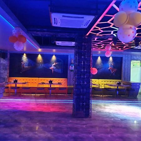 Virat Ambe Sports Club Hotel Ulhāsnagar Esterno foto