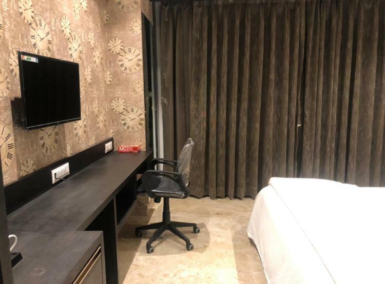 Virat Ambe Sports Club Hotel Ulhāsnagar Esterno foto